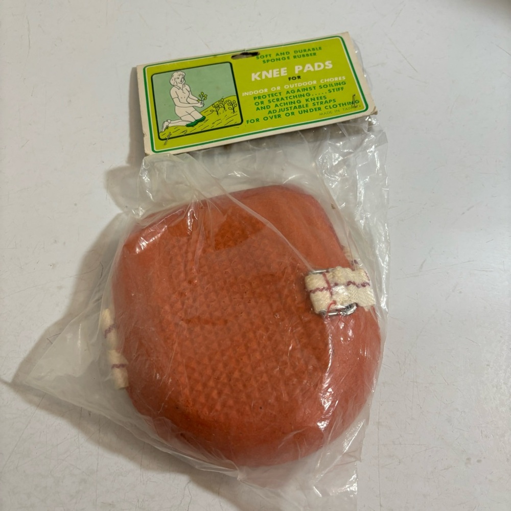 🛍️3/$30 BNWOT Vintage gardening knee pads‎